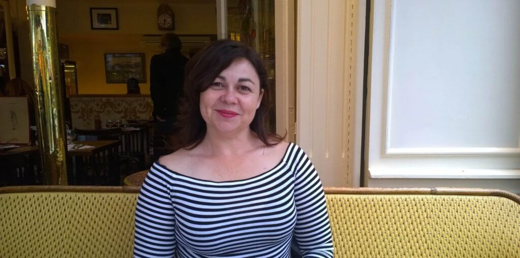 monique skidmore, founder of Trip Anthropologist seated outside a paris cafe