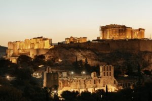 besöker Akropolis på natten