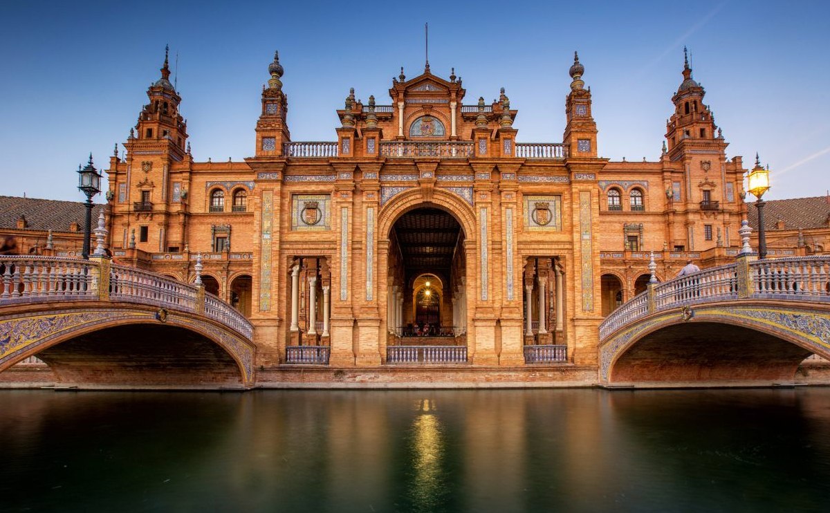 The beautiful architecture of Plaza de España